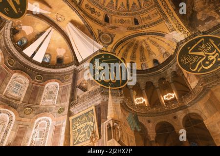 Ramadan Konzeptfoto. Kalligraphien in der Hagia Sophia oder Ayasofya in Istanbul. Ramadan oder islamisches Hintergrundbild. Istanbul Türkei - 3.27.2022 Stockfoto