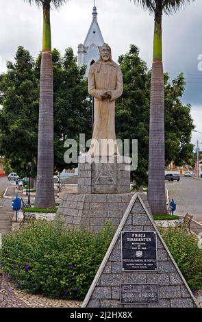 RITAPOLIS, MINAS GERAIS, BRASILIEN - 27. JANUAR 2020: Statue von Tiradentes auf dem öffentlichen Platz im Stadtzentrum Stockfoto