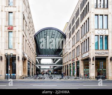 LP12 Mall of Berlin ist ein modernes Einkaufszentrum mit glasüberdachter Arkade, Leipziger, Platz, Mitte-Berlin, Deutschland Stockfoto