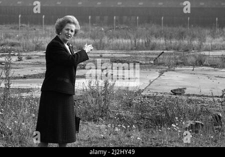 Premierministerin Margaret Thatcher Hier gesehen, was von der Head Wrightson-Arbeit in Thornaby, Middlesbrough, noch übrig ist die Premierministerin startete ihre innerstädtische Offensive auf Teesside mit dem Versprechen von 1.000 neuen Arbeitsplätzen. Die Teesside Urban Development Corporation kündigte neue Arbeitsplätze an, die von Unternehmen wie British Telecom, Northern Ocean Services, Nissan und anderen geschaffen wurden, sowie Pläne, die schließlich zur Schaffung der Tees Barrage, des Teesside Park-Einzelhandelszentrums und zur Sanierung der Marina Hartlepool führen würden. Margaret Thatcher kam mit einer Botschaft der Hoffnung in die Region? Aber sie sagte sie Stockfoto