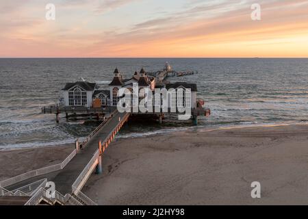 Sellin, Deutschland : Historischer Holzsteg in Sellin am Strand bei Sonnenaufgang Stockfoto