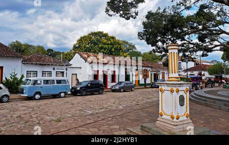 TIRADENTES, MINAS GERAIS, BRASILIEN - 27. JANUAR 2020: Typische Straße im historischen Zentrum Stockfoto