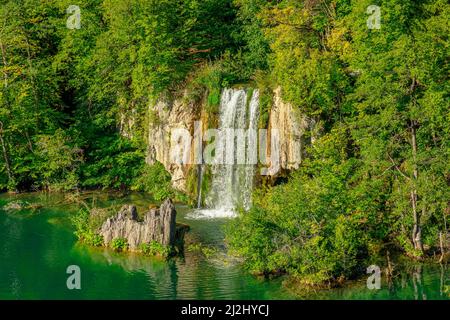 Aussichtspunkt am Proscansko-See oder Proscansko Jezero. Im Nationalpark Plitvicer Seen in Kroatien. Naturwaldpark mit Seen und Wasserfällen Stockfoto