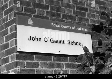 Szenen in Hungerford, in der Nähe von Barkshire, nach einer Waffenbelagerung in der Stadt am Vortag. Das Ereignis wurde als Hungerford-Massaker bekannt. Abgebildet ist die John O'Gaunt School. 20.. August 1987. Stockfoto