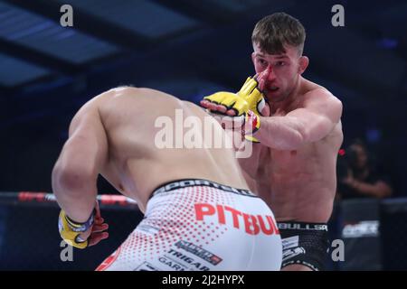 MANCHESTER, GROSSBRITANNIEN. APR 1. Justin Burlinson (rechts) in Aktion während seines Hauptausfalles gegen Daniel Skibinski (links) in der Weltgewichtssparte während des Cage Warriors 135 Events in der BEC Arena, Manchester am Freitag, 1.. April 2022. (Kredit: Kieran Riley | MI Nachrichten) Kredit: MI Nachrichten & Sport /Alamy Live Nachrichten Stockfoto