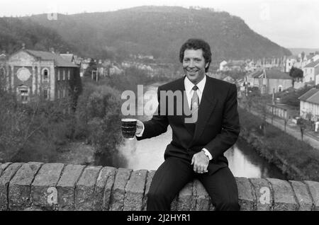 Tom Jones ist wieder zu Hause in Pontypridd, Wales. 2.. Dezember 1987. Stockfoto