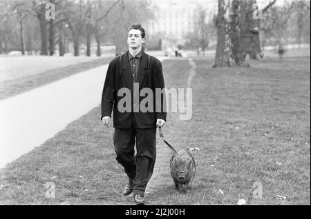 Kein alltäglicher Anblick. Ein Mann geht mit seinem Schwein im Hyde Park. 17.. März 1987 Stockfoto