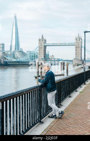 Blick nach Westen auf die Londoner Tower Bridge und den Shard von einem Aussichtspunkt auf dem Themse Path neben der Alderman Stairs und St. Katherine's Way Stockfoto