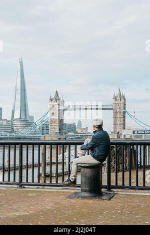 Blick nach Westen auf die Londoner Tower Bridge und den Shard von einem Aussichtspunkt auf dem Themse Path neben der Alderman Stairs und St. Katherine's Way Stockfoto