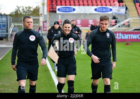 London, Großbritannien. 02. April 2022. Die Schiedsrichterin Elizabeth Simms, der stellvertretende Schiedsrichter Russell Jones und der stellvertretende Schiedsrichter Robert Finn kommen vor dem WSL-Spiel zwischen West Ham Women und Manchester City Women zum Aufwärmen. Chigwell Construction Stadium Kredit: SPP Sport Pressefoto. /Alamy Live News Stockfoto