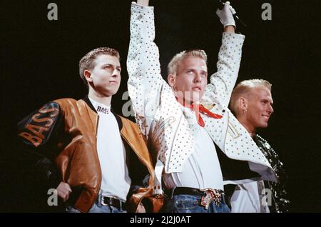 Die Popgruppe Bros, von links nach rechts, Craig Logan, Matt Goss und Luke Goss. 10.. Juli 1988. Stockfoto