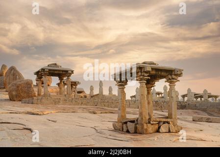 Schöne Architektur der alten Ruinen des Tempels in Hampi bei Sonnenuntergang, Karnataka, Indien Stockfoto