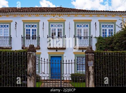 SAO JOAO DEL REI, MINAS GERAIS, BRASILIEN - 25. JANUAR 2020: Koloniale Fassade im historischen Zentrum Stockfoto