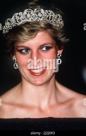 Prinzessin Diana in einem schwarzen Kleid und einer Tiara nimmt an einem Bankett Teil, das der Präsident im Ajuda-Palast in Lissabon anlässlich ihres offiziellen Besuchs in Portugal veranstaltet hat.11.. Februar 1987. Stockfoto