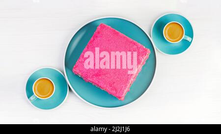 Hausgemachter Biskuit-Himbeerkuchen und zwei Tassen Kaffee-Espresso auf weißem Holztisch. Draufsicht. Stockfoto