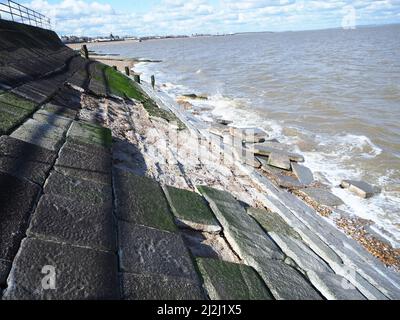 Sheerness, Kent, Großbritannien. 2. April 2022. Wetter in Großbritannien: Die Verteidigung des Meeres in Sheerness, Kent, wurde durch das schlechte Wetter der letzten Zeit beschädigt/beeinträchtigt, darunter mehrere Tage starker Nordostwinde und eine Flut von Gezeiten gestern. Ein riesiges Loch ist in der Meeresverteidigung erschienen, wo viele große Steinplatten aus der schützenden Faszie der Ufermauer gefallen sind. Kredit: James Bell/Alamy Live Nachrichten Stockfoto