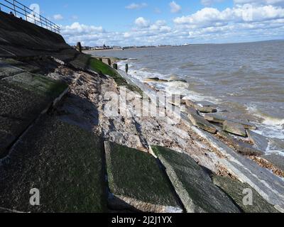 Sheerness, Kent, Großbritannien. 2. April 2022. Wetter in Großbritannien: Die Verteidigung des Meeres in Sheerness, Kent, wurde durch das schlechte Wetter der letzten Zeit beschädigt/beeinträchtigt, darunter mehrere Tage starker Nordostwinde und eine Flut von Gezeiten gestern. Ein riesiges Loch ist in der Meeresverteidigung erschienen, wo viele große Steinplatten aus der schützenden Faszie der Ufermauer gefallen sind. Kredit: James Bell/Alamy Live Nachrichten Stockfoto