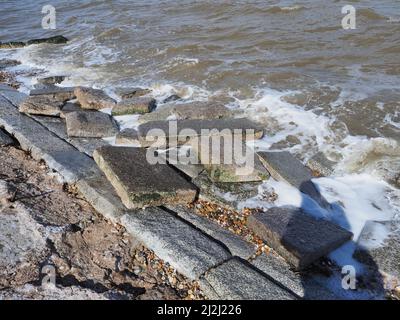 Sheerness, Kent, Großbritannien. 2. April 2022. Wetter in Großbritannien: Die Verteidigung des Meeres in Sheerness, Kent, wurde durch das schlechte Wetter der letzten Zeit beschädigt/beeinträchtigt, darunter mehrere Tage starker Nordostwinde und eine Flut von Gezeiten gestern. Ein riesiges Loch ist in der Meeresverteidigung erschienen, wo viele große Steinplatten aus der schützenden Faszie der Ufermauer gefallen sind. Kredit: James Bell/Alamy Live Nachrichten Stockfoto