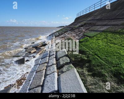 Sheerness, Kent, Großbritannien. 2. April 2022. Wetter in Großbritannien: Die Verteidigung des Meeres in Sheerness, Kent, wurde durch das schlechte Wetter der letzten Zeit beschädigt/beeinträchtigt, darunter mehrere Tage starker Nordostwinde und eine Flut von Gezeiten gestern. Ein riesiges Loch ist in der Meeresverteidigung erschienen, wo viele große Steinplatten aus der schützenden Faszie der Ufermauer gefallen sind. Kredit: James Bell/Alamy Live Nachrichten Stockfoto