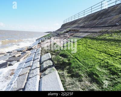 Sheerness, Kent, Großbritannien. 2. April 2022. Wetter in Großbritannien: Die Verteidigung des Meeres in Sheerness, Kent, wurde durch das schlechte Wetter der letzten Zeit beschädigt/beeinträchtigt, darunter mehrere Tage starker Nordostwinde und eine Flut von Gezeiten gestern. Ein riesiges Loch ist in der Meeresverteidigung erschienen, wo viele große Steinplatten aus der schützenden Faszie der Ufermauer gefallen sind. Kredit: James Bell/Alamy Live Nachrichten Stockfoto