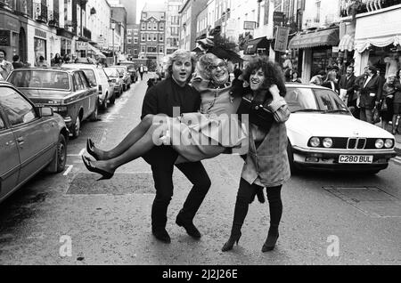 Barry Humphries in der Rolle der Dame Edna Everage mit den Designern David und Elizabeth Emanuel. Dame Edna trägt eines ihrer Designs. 25.. März 1988. Stockfoto