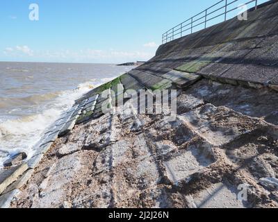 Sheerness, Kent, Großbritannien. 2. April 2022. Wetter in Großbritannien: Die Verteidigung des Meeres in Sheerness, Kent, wurde durch das schlechte Wetter der letzten Zeit beschädigt/beeinträchtigt, darunter mehrere Tage starker Nordostwinde und eine Flut von Gezeiten gestern. Ein riesiges Loch ist in der Meeresverteidigung erschienen, wo viele große Steinplatten aus der schützenden Faszie der Ufermauer gefallen sind. Kredit: James Bell/Alamy Live Nachrichten Stockfoto