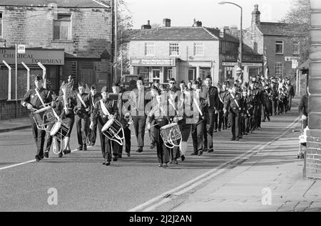 Auf der Parade... Boys' Brigade Companies der Pennine Division des Yorkshire Bataillons nahmen an einer Parade in Mirfield Teil. Die Bands der Firmen Mirfield und Harrogate spielten, als sie zu einem Gottesdienst in der Hopton United Reformierten Kirche marschierten, der von der Rev Frank Hall geleitet wurde. Wer ist auch Kaplan der 1. Mirfield Company? Und der Rev Michael Wear, der Bataillonpfarrer und ein ehemaliger Hopton-Klosterkirche. Außerdem gab es die Abgeordnete von Dewsbury, Ann Taylor, während der stellvertretende Bürgermeister von Kirklees, Clr Leonard Drake, nach dem Gottesdienst den Gruß übernahm. 30.. Oktober 1988. Stockfoto