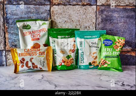 Berlin, Deutschland - 16. Februar 2022: Mehrere Packungen Snacks von verschiedenen Firmen. Stockfoto