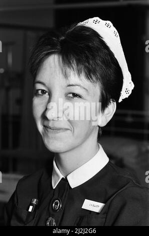 Die AIDS-Station im Middlesex Hospital, die am 19.. Januar eröffnet wird. Schwester Jacqui Elliott (26) mit ihrer neuen Ladung, der Broderip ward. 16.. Dezember 1987. Stockfoto