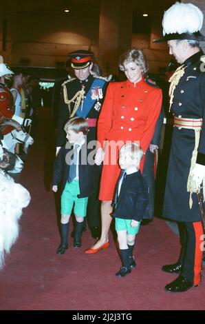 Ihre Königliche Hoheit Prinz Charles, der Prinz von Wales, und ihre Hoheit Prinzessin Diana, die Prinzessin von Wales, mit ihren Kindern Prinz William (links) und Prinz Harry (rechts) nehmen am Königlichen Turnier in Olympia, Earls Court, in West London Teil. Prinz William genießt es, die Spielzeugschafe zu sehen. Bild aufgenommen am 28.. Juli 1988 Stockfoto