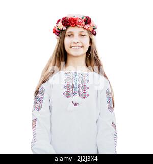 Ukrainisches Kind Mädchen in besticktem Hemd wyschywanka der Ukraine auf weißem Hintergrund isoliert. Stockfoto