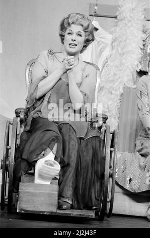 Jill Gascoine spielt als Dorothy Brock im West End Musical 42. Street, das im April 1987 im Theatre Royal Drury Lane in London eröffnet wurde. Jill ist vor allem für ihre Rolle als Maggie Forbes in der TV-Serie The Gentle Touch bekannt. Bild aufgenommen am 6.. April 1987 Stockfoto