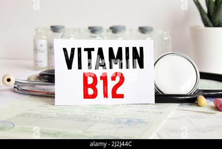 Arzt mit einer Karte mit Vitamin B12, Medical Concept Stockfoto