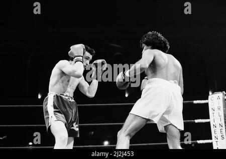 Barry McGuigans Comeback-Kampf gegen Nicky Perez, Alexandra Pavillion, London.Dies war McGuigans erster Kampf, nachdem er seinen WBA-Titel an Steve Cruz verloren hatte. McGuigan gewann durch KO in Runde vier. (Das Bild zeigt) Kampfaktion. 4.. April 1988. Stockfoto