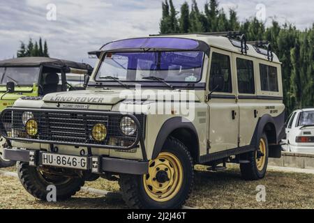 Eine Nahaufnahme eines klassischen und alten typischen Geländewagens mit Geländewagen, Land Rover Stockfoto