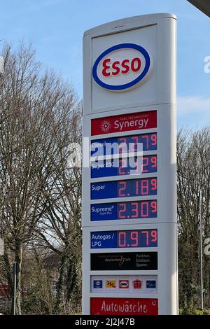 Extrem hohe und teure Kraftstoffpreise an einer Tankstelle in Deutschland am 12. 2022. März infolge von Inflation und Krieg Stockfoto