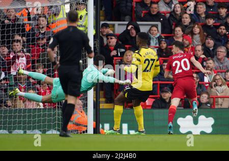 Liverpools Diogo Jota (rechts) erzielt das Eröffnungstreffer während des Spiels der Premier League in Anfield, Liverpool. Bilddatum: Samstag, 2. April 2022. Stockfoto