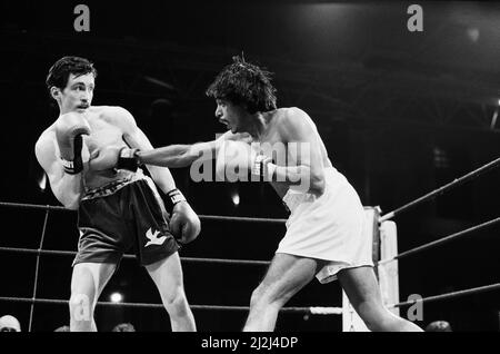 Barry McGuigans Comeback-Kampf gegen Nicky Perez, Alexandra Pavillion, London.Dies war McGuigans erster Kampf, nachdem er seinen WBA-Titel an Steve Cruz verloren hatte. McGuigan gewann durch KO in Runde vier. (Das Bild zeigt) Kampfaktion. 4.. April 1988. Stockfoto