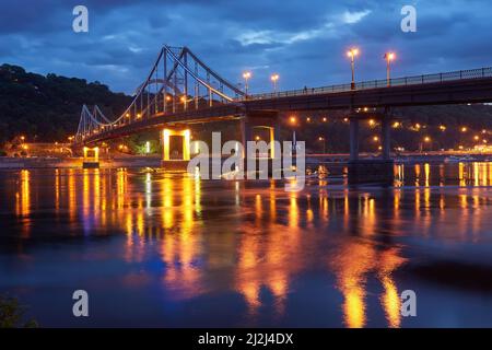 Nacht Stadt minimale Landschaft. Fußgängerbrücke über den Fluss Dnjepr, Kiew, Ukraine Stockfoto