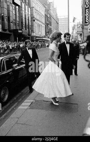 Prinzessin Diana, die Prinzessin von Wales, nimmt an der Aufführung des Balletts La Bayadere im London Coliseum in London Teil. Ken Wharfe, Dianas Leibwächter, hält die Autotür für sie offen. Bild aufgenommen am 18.. Juli 1988 Stockfoto