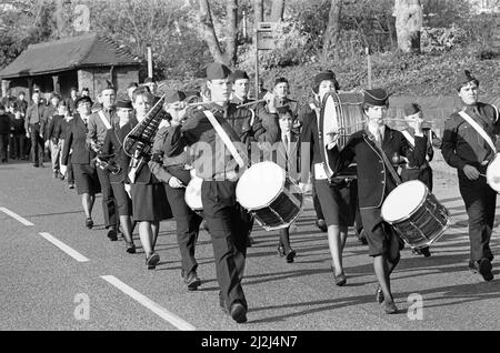 Auf der Parade... Boys' Brigade Companies der Pennine Division des Yorkshire Bataillons nahmen an einer Parade in Mirfield Teil. Die Bands der Firmen Mirfield und Harrogate spielten, als sie zu einem Gottesdienst in der Hopton United Reformierten Kirche marschierten, der von der Rev Frank Hall geleitet wurde. Wer ist auch Kaplan der 1. Mirfield Company? Und der Rev Michael Wear, der Bataillonpfarrer und ein ehemaliger Hopton-Klosterkirche. Außerdem gab es die Abgeordnete von Dewsbury, Ann Taylor, während der stellvertretende Bürgermeister von Kirklees, Clr Leonard Drake, nach dem Gottesdienst den Gruß übernahm. 30.. Oktober 1988. Stockfoto