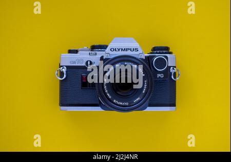 Olympus om10 Vintage-Filmkamera in Silber und Schwarz mit einem zuiko-Objektiv von 50mm Stockfoto