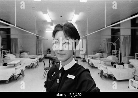 Die AIDS-Station im Middlesex Hospital, die am 19.. Januar eröffnet wird. Schwester Jacqui Elliott (26) mit ihrer neuen Ladung, der Broderip ward. 16.. Dezember 1987. Stockfoto