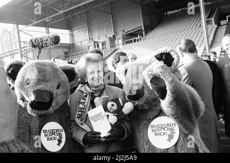 Margaret Thatcher PM, Visits Valley Parade, Heimstadion des Bradford City Football Club, Freitag, 20.. Februar 1987. Der Premierminister inspizierte die Sanierung des Valley Parade Ground, die nach einem verheerenden Brand am Samstag, dem 11.. Mai 1985, erforderlich war, bei dem 56 Menschen ums Leben kamen und mindestens 265 weitere verletzt wurden. Unser Bild zeigt ... Margaret Thatcher PM trifft zwei Bären, Maskottchen für Bradford, Slogan, Bradford Bouncing Back. Stockfoto