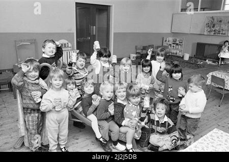 POPSTARS... Jugendliche der neuen methodistischen Gledholt-Spielgruppe werden bei einem Wettbewerb der Pre-School Playgroups' Association namens Play Safe Week mit den Softdrinks-Preisen der Gruppe von St. Clement's Spizzy Drinks ausgezeichnet. 10.. November 1988. Stockfoto