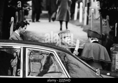 Die königliche Familie, die nach ihrem jährlichen Gottesdienst in der Weihnachtszeit in der St. Mary Magdalene Church, Sandringham, Norfolk, ankommt. Bild zeigt die Herzogin von York und Prinzessin Diana bei der Ankunft in der Kirche. Bild aufgenommen am 4.. Januar 1987 Stockfoto