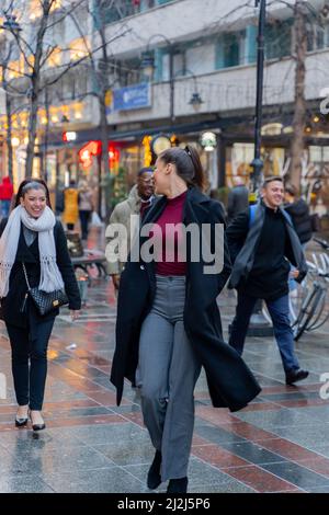 Eine Gruppe von multirassischen Geschäftsleuten geht draußen zusammen und lächelt Stockfoto