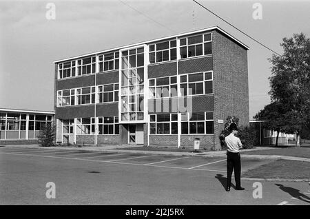 Szenen in Hungerford, in der Nähe von Barkshire, nach einer Waffenbelagerung in der Stadt am Vortag. Das Ereignis wurde als Hungerford-Massaker bekannt. Abgebildet ist die John O'Gaunt School. 20.. August 1987. Stockfoto