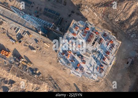 Wladiwostok, Russland - 2. März 2022: Bau eines neuen Hauses. Draufsicht auf den Bau des oberen Stockwerks. Stockfoto