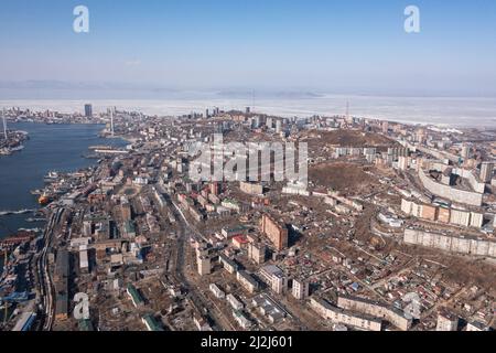 Wladiwostok, Russland - 5. Februar 2022:der Blick von der Spitze der Bucht, Häuser und Straßen der Stadt. Stockfoto